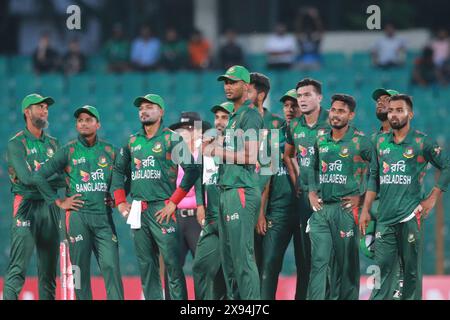 Bangladeschische Spieler sehen auf dem Bildschirm nach dem dritten Schiedsrichter beim zweiten T20-Spiel gegen Simbabwe bei Zahur Ahmed Chowdhury Stadi Stockfoto