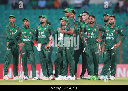 Bangladeschische Spieler sehen auf dem Bildschirm nach dem dritten Schiedsrichter beim zweiten T20-Spiel gegen Simbabwe bei Zahur Ahmed Chowdhury Stadi Stockfoto