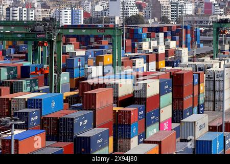 Stapel von Versandcontainern, soweit das Auge reicht, bilden ein Farbflickwerk am Containerterminal von Casablanca im April 2024. Stockfoto