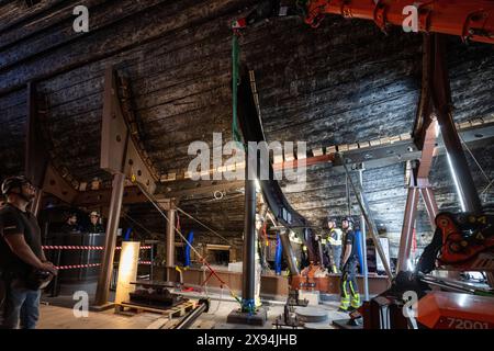 Schweden. Mai 2024. Eines der beliebtesten Reiseziele Schwedens, das Vasa-Museumsschiff in Stockholm, wird gerade renoviert. Heute wurde der erste Teil der neuen Kielstütze des königlichen Schiffes Vasa montiert. Die heutigen 17 externen Halterungen werden durch 27 speziell entwickelte Halterungen aus Stahl ersetzt. Der Grund für die Änderung ist, dass das zerbrechliche Holz des Schiffes im Laufe der Zeit Senkungen im Rumpf ausgesetzt sein könnte. Foto: Fredrik Sandberg/TT/Code 10080 Credit: TT News Agency/Alamy Live News Stockfoto