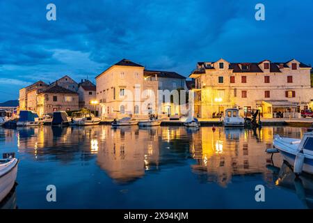 Marina von Trogir in der Abenddämmerung, Trogir, Kroatien, Europa | Trogir Marina in der Abenddämmerung, Kroatien, Europa Stockfoto