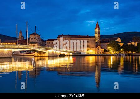 Rathaus, Kathedrale des heiligen Laurentius und die Brücke nach Ciovo in der Abenddämmerung, Trogir, Kroatien, Europa | Rathaus, Kirche St. Laur Stockfoto