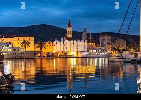 Kreuzfahrtschiffe vor der Altstadt von Trogir in der Abenddämmerung, Kroatien, Europa | Kreuzfahrtschiffe in der Altstadt von Trogir in der Abenddämmerung, Kroatien, Euro Stockfoto