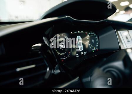 Nahaufnahme eines Tachometers in einem Auto. Armaturenbrett mit Details, Anzeigeleuchten und Instrumententafel. Moderne Innenausstattung. Hochwertige Fotos Stockfoto