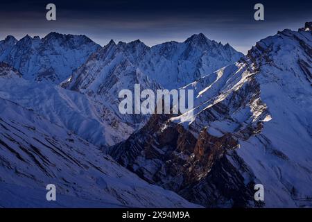 Spiti Valley in Indien. Himalaya Bergkette, aus der Vogelperspektive auf dem Hügel, Ladakh in Indien. Asiatischer Berg Himalaya, blaue Winterlandschaft mit felsigem Hi Stockfoto