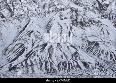 Spiti Valley in Indien. Himalaya Bergkette, aus der Vogelperspektive auf dem Hügel, Ladakh in Indien. Asiatischer Berg Himalaya, blaue Winterlandschaft mit felsigem Hi Stockfoto