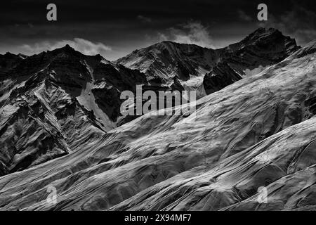 Spiti Valley in Indien. Himalaya Bergkette, aus der Vogelperspektive auf dem Hügel, Ladakh in Indien. Asiatischer Berg Himalaya, blaue Winterlandschaft mit felsigem Hi Stockfoto