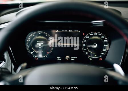 Nahaufnahme eines Tachometers in einem Auto. Armaturenbrett mit Details, Anzeigeleuchten und Instrumententafel. Moderne Innenausstattung. Hochwertige Fotos Stockfoto
