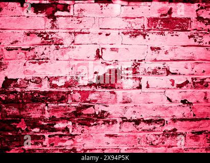 Backsteinwand Hintergrund. Viva magenta ist die Farbe des Jahres 2023. Stockfoto