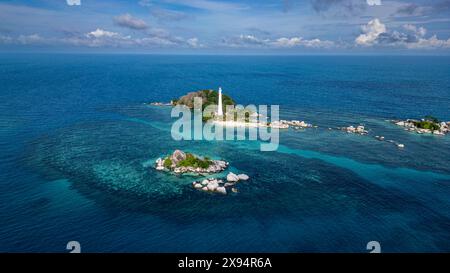 Aus der Vogelperspektive des Old Indie Lighthouse, Lengkuas Island, Belitung Island vor der Küste von Sumatra, Indonesien, Südostasien, Asien Stockfoto