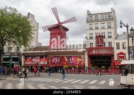 Paris, Frankreich, 20. Apirl 2024:- Blick auf das Moulin Rouge, ein berühmtes Cabaret im Pariser Viertel Pigalle am Place Blanche Stockfoto