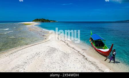 Luftaufnahme eines kleinen Bootes, das auf Little Santa Cruz Island ankert, Zamboanga, Mindanao, Philippinen, Südostasien, Asien Stockfoto