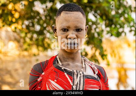 Mundari-Frau in traditionellem Kleid mit Asche im Gesicht, Mundari-Stamm, Südsudan, Afrika Stockfoto