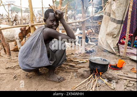 Junge Frau und Kochtopf, Mundari-Stamm, Südsudan, Afrika Stockfoto