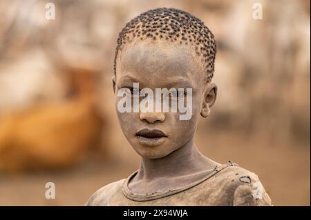 Dusty Mundari Boy, Mundari Stamm, Südsudan, Afrika Stockfoto