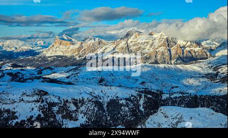 Felsige Gipfel und schneebedeckte Wälder, Dolomiten, Italien, Europa Stockfoto