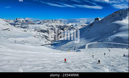 Skifahrer in verschneiten Landschaften, Dolomiten, Italien, Europa Stockfoto