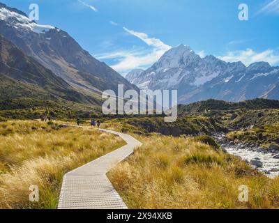 Boardwalk auf dem Hooker Valley Track und Aoraki (Mount Cook) in der Ferne, Südalpen, Südinsel, Neuseeland, Pazifik Stockfoto