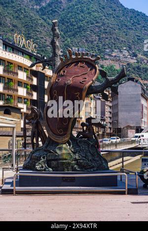 Noblesa del Temps, Salvador Dali Bronzeskulptur mit schmelzender Uhr in der Hauptstadt Andorra la Vella, Andorra, in den Pyrenäen, Europa Stockfoto