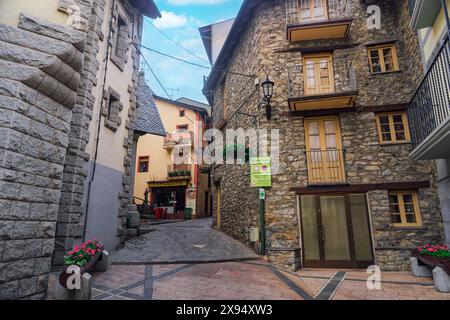 Traditionelle flache Häuser entlang einer kopfsteingepflasterten Gasse in der Hauptstadt Andorra la Vella, Andorra, Pyrenäen, Europa Stockfoto