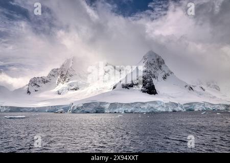 Schneebedeckte Berge an der Mündung des Lemaire-Kanals, Antarktische Halbinsel, Polarregionen Stockfoto