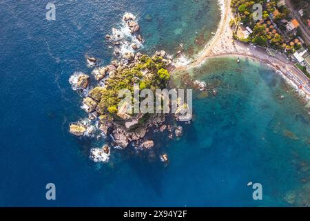 Blick von oben auf die felsige Insel und den Strand von Isola Bella, Taormina, Ionisches Meer, Mittelmeer, Provinz Messina, Sizilien, Italien Stockfoto