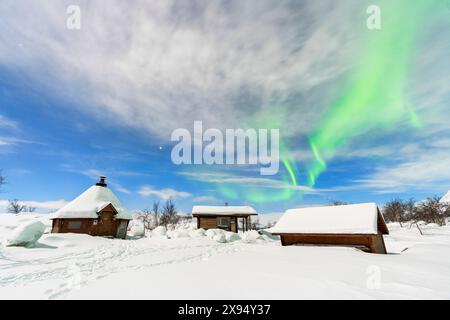 Typische Holzgebäude unter den Nordlichtern (Aurora Borealis), Vollmondnacht, Kilpisjarvi, Gemeinde Enontekio, Finnisch Lappland, Finnland Stockfoto