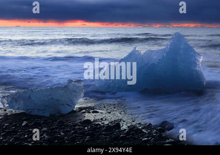 Breioamerkursandur (Diamantstrand) in der Nähe der Jokulsarlon Gletscherlagune, bei Sonnenaufgang (Dämmerung), Vatnajokull-Nationalpark, Südisland, Polarregionen Stockfoto