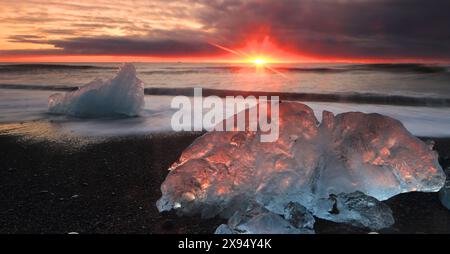 Breioamerkursandur (Diamantstrand) in der Nähe der Jokulsarlon Gletscherlagune, bei Sonnenaufgang (Dämmerung), Vatnajokull-Nationalpark, Südisland, Polarregionen Stockfoto