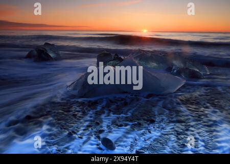 Breioamerkursandur (Diamantstrand) in der Nähe der Jokulsarlon Gletscherlagune, bei Sonnenaufgang (Dämmerung), Vatnajokull-Nationalpark, Südisland, Polarregionen Stockfoto