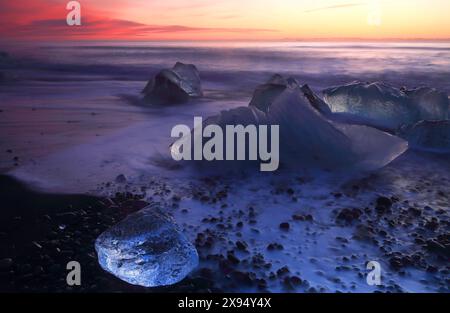 Breioamerkursandur (Diamantstrand) in der Nähe der Jokulsarlon Gletscherlagune, bei Sonnenaufgang (Dämmerung), Vatnajokull-Nationalpark, Südisland, Polarregionen Stockfoto