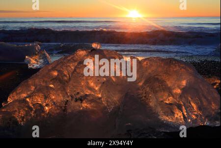 Breioamerkursandur (Diamantstrand) in der Nähe der Jokulsarlon Gletscherlagune, bei Sonnenaufgang (Dämmerung), Vatnajokull-Nationalpark, Südisland, Polarregionen Stockfoto