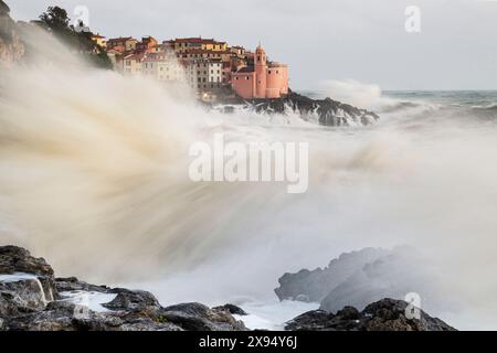 Große Wellen trafen das berühmte Fischerdorf Tellaro während eines starken Seesturms, Lerici, La Spezia, Ligurien, Italien, Europa Stockfoto