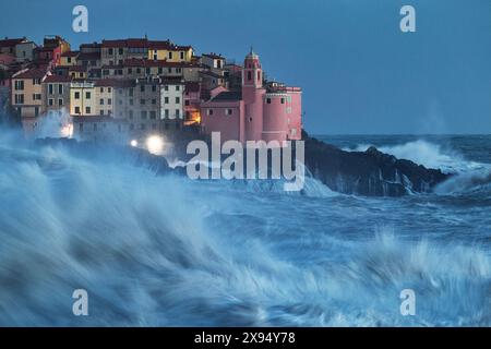 Große Wellen trafen das berühmte Fischerdorf Tellaro während eines starken Seesturms, Lerici, La Spezia, Ligurien, Italien, Europa Stockfoto