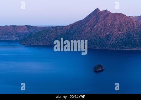 Ruhiges violettes Abendlicht, blaue Stunde, tiefblauer Mashu-See in einem Krater, Akan Mashu-Nationalpark, Hokkaido, Japan, Asien Stockfoto