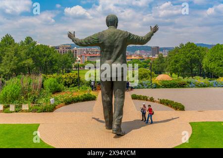 Blick auf die Nelson Mandela Statue, Pretoria Skyline und Union Buildings Gardens von Union Buildings, Pretoria Central, Pretoria, Südafrika, Afrika Stockfoto