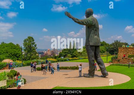 Blick auf die Nelson Mandela Statue in Union Buildings Gardens, Pretoria Central, Pretoria, Südafrika, Afrika Stockfoto