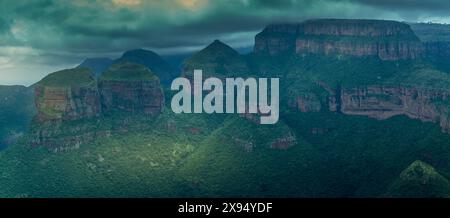 Blick auf den stimmungsvollen Himmel über den drei Rondavels im Blyde River Canyon, Provinz Mpumalanga, Südafrika, Afrika Stockfoto