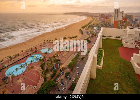 Erhöhter Blick auf Strände, Promenade und Indischen Ozean, Durban, Provinz KwaZulu-Natal, Südafrika, Afrika Stockfoto