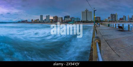 Blick auf Strände, Promenade und Hotels vom New Pier in der Abenddämmerung, Durban, Provinz KwaZulu-Natal, Südafrika, Afrika Stockfoto