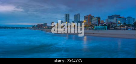 Blick auf Strände, Promenade und Hotels vom New Pier in der Abenddämmerung, Durban, Provinz KwaZulu-Natal, Südafrika, Afrika Stockfoto