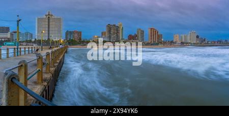 Blick auf Strände, Promenade und Hotels vom New Pier in der Abenddämmerung, Durban, Provinz KwaZulu-Natal, Südafrika, Afrika Stockfoto
