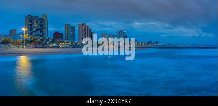 Blick auf Strände, Promenade und Hotels vom New Pier in der Abenddämmerung, Durban, Provinz KwaZulu-Natal, Südafrika, Afrika Stockfoto