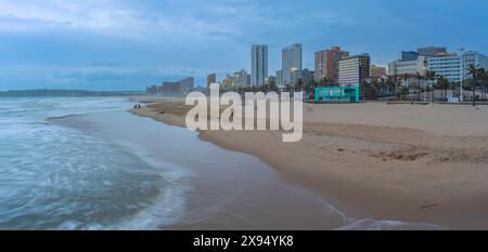Blick auf Strände, Promenade und Hotels vom New Pier in der Abenddämmerung, Durban, Provinz KwaZulu-Natal, Südafrika, Afrika Stockfoto