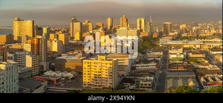 Erhöhter Blick auf die Skyline von Durban bei Sonnenaufgang, Durban, Provinz KwaZulu-Natal, Südafrika, Afrika Stockfoto