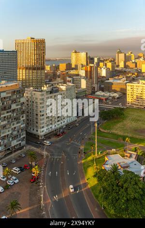 Erhöhter Blick auf die Skyline von Durban bei Sonnenaufgang, Durban, Provinz KwaZulu-Natal, Südafrika, Afrika Stockfoto