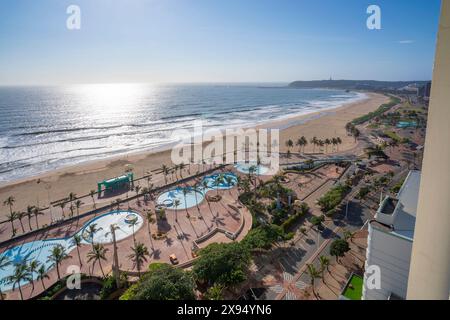 Erhöhter Blick auf Strände, Promenade und Indischen Ozean, Durban, Provinz KwaZulu-Natal, Südafrika, Afrika Stockfoto