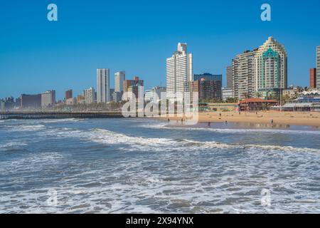 Blick auf Promenade, Strand und Hotels vom Pier im Indischen Ozean, Provinz KwaZulu-Natal, Südafrika, Afrika Stockfoto
