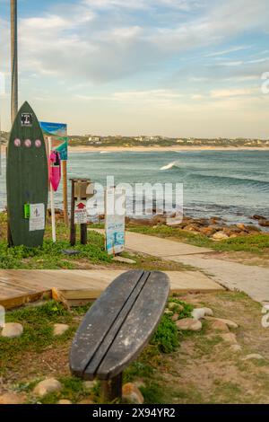 Blick auf Stadt, Wellen und Strand, Cape St. Francis, Eastern Cape Province, Südafrika, Afrika Stockfoto