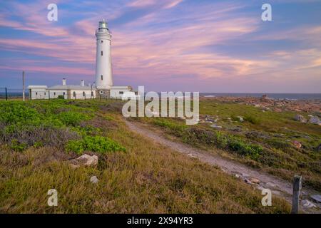 Blick auf Seal Point Lighthouse bei Sonnenuntergang, Cape St. Francis, Eastern Cape Province, Südafrika, Afrika Stockfoto